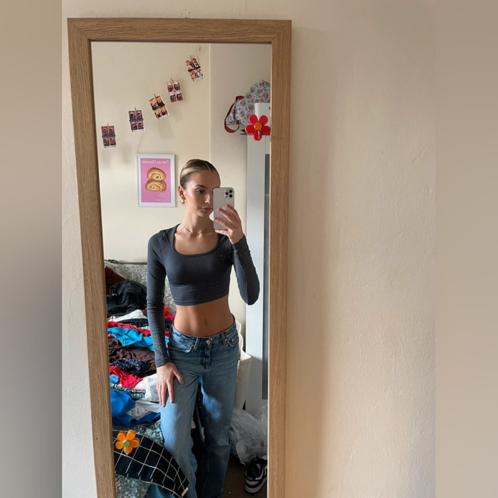 Boohoo grey fitted crop top